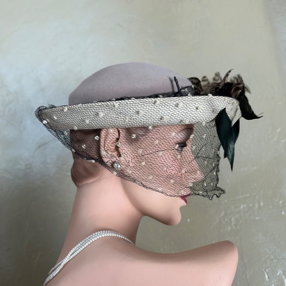 EYE-CATCHING 1940\'S BEIGE FELT/OFF WHITE FABRIC FEDORA + FEATHERS + DOTTED VEIL main image 7